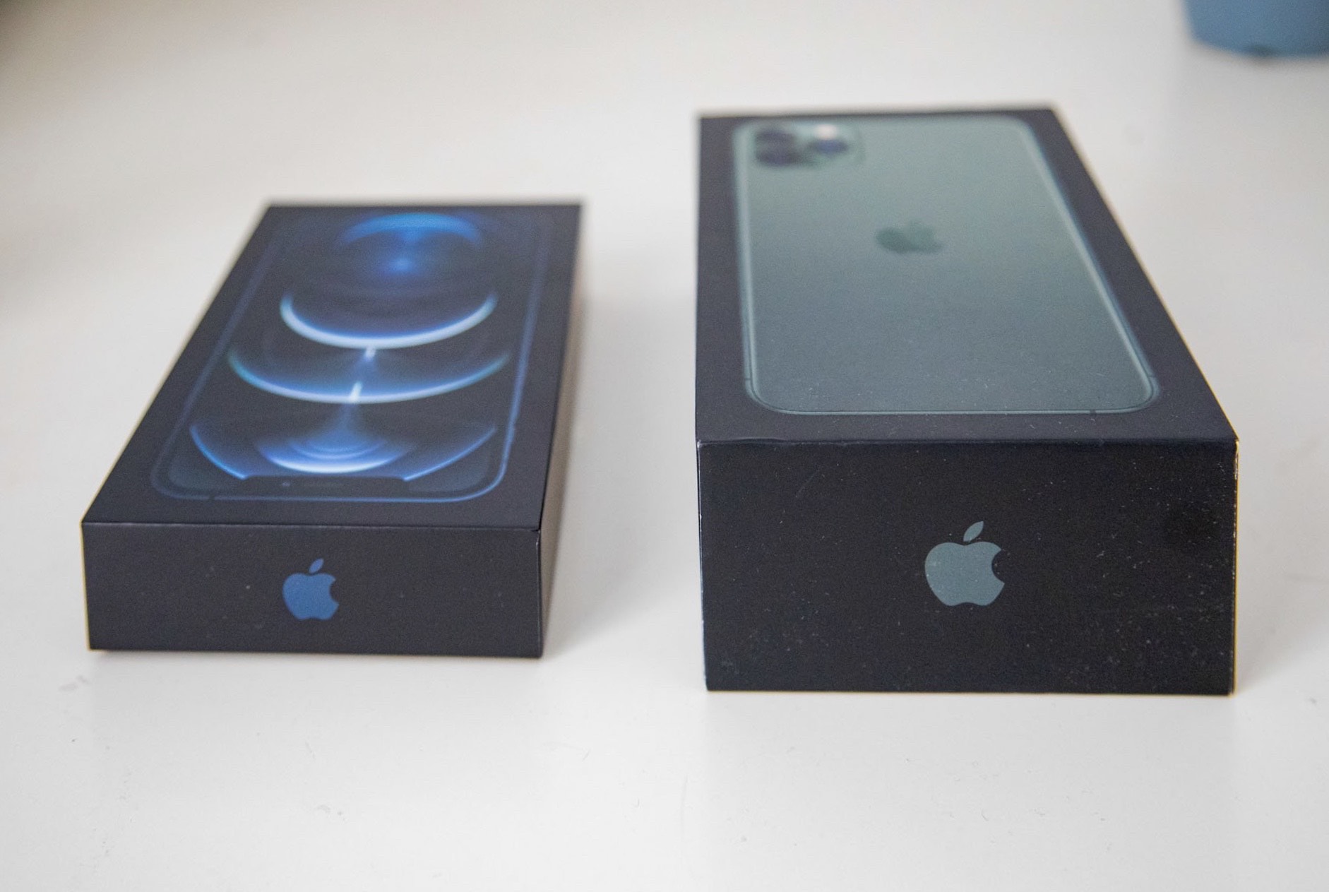 iPhone 12 Pro màu xanh Pacific Blue: Bạn muốn sở hữu chiếc điện thoại đẹp mắt và chất lượng? Hãy xem qua hình ảnh iPhone 12 Pro màu xanh Pacific Blue với thiết kế sang trọng và độc đáo. Màu xanh đặc biệt này giúp sản phẩm trở nên nổi bật và thể hiện cá tính của bạn. Hãy đến và khám phá ngay!