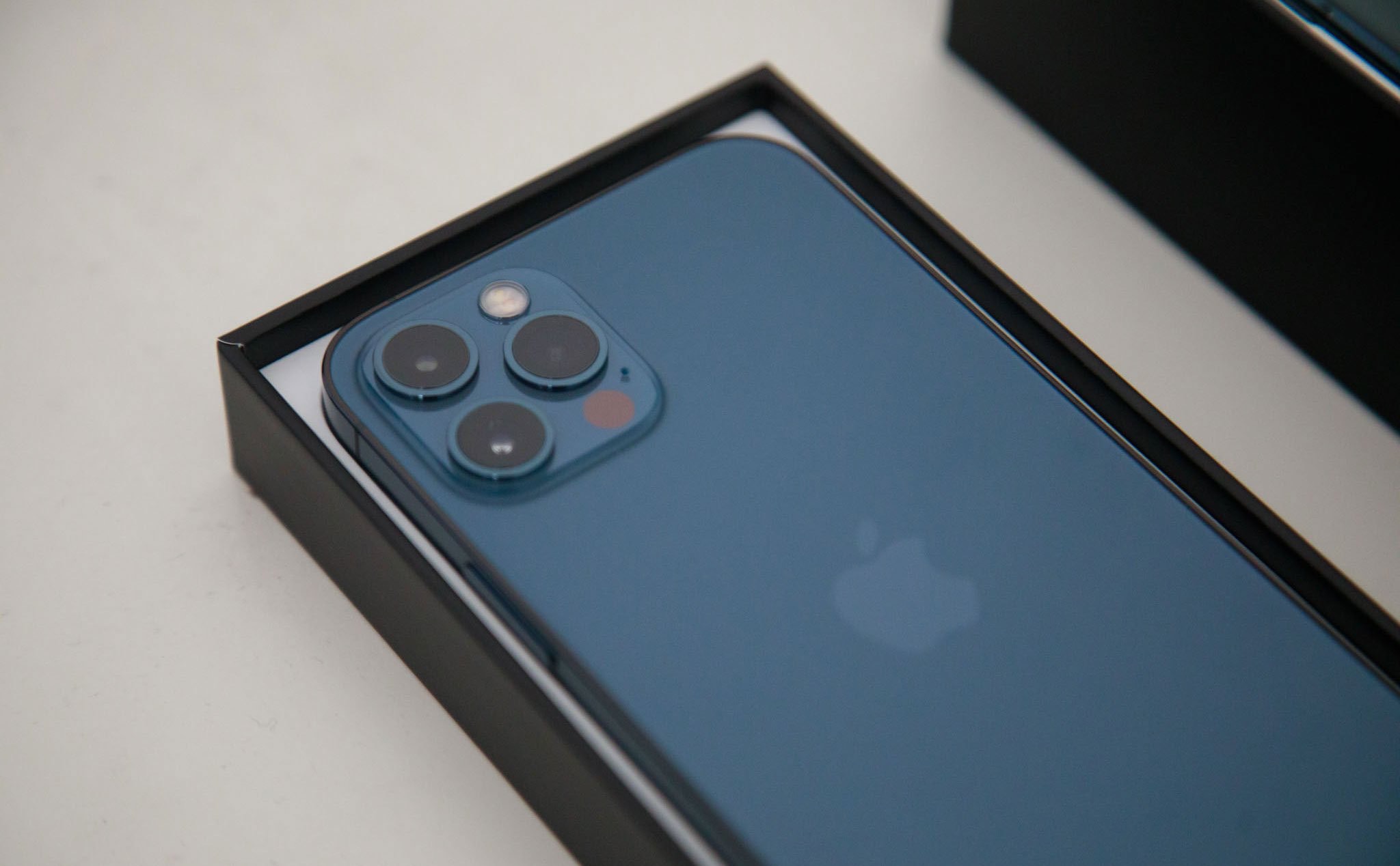 Chính thức đập hộp iPhone 12 Pro với màu xanh Pacific Blue bắt mắt