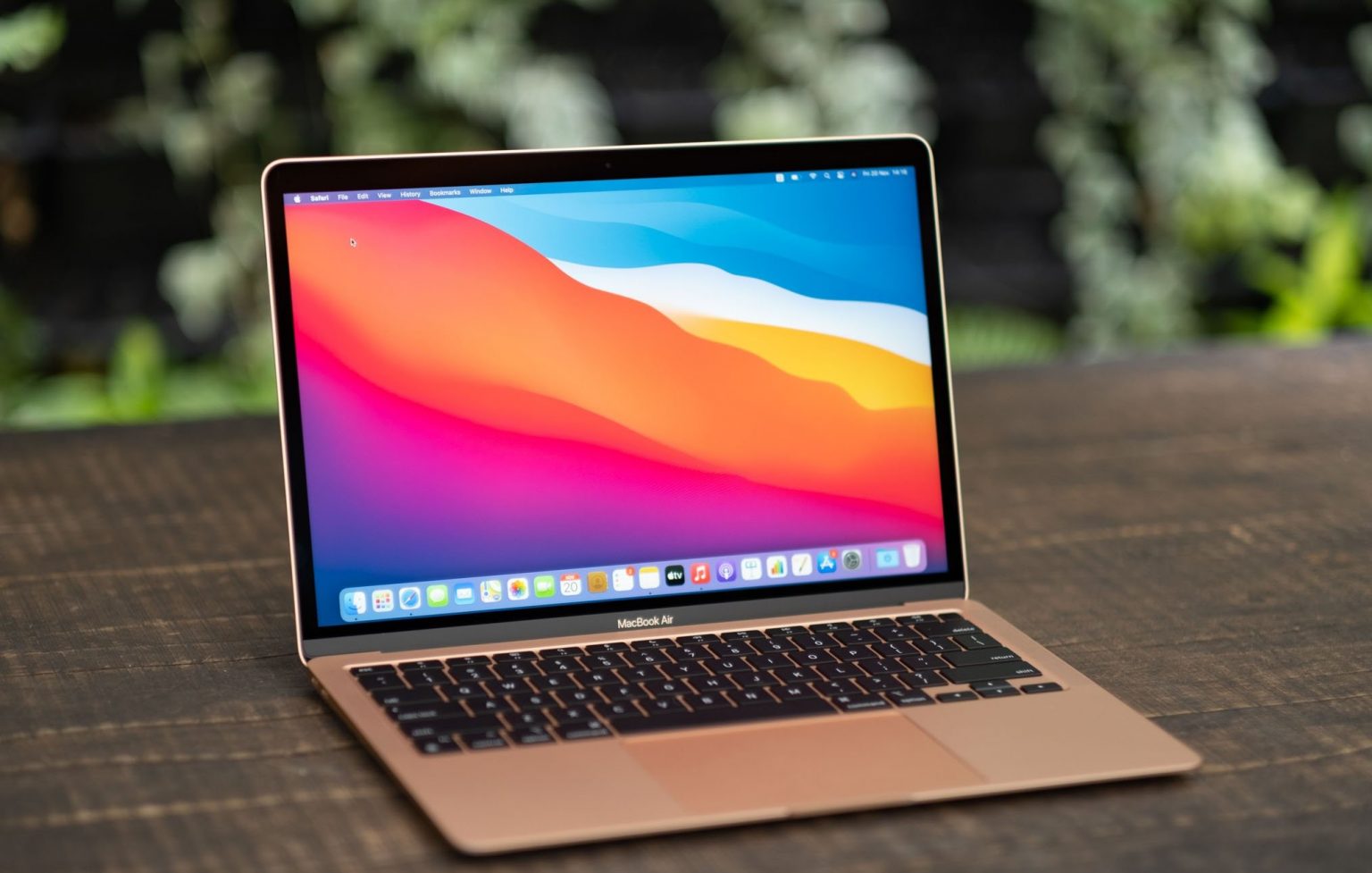 Đập hộp Macbook Air Gold Rose mới với Apple M1, thiết kế không đổi