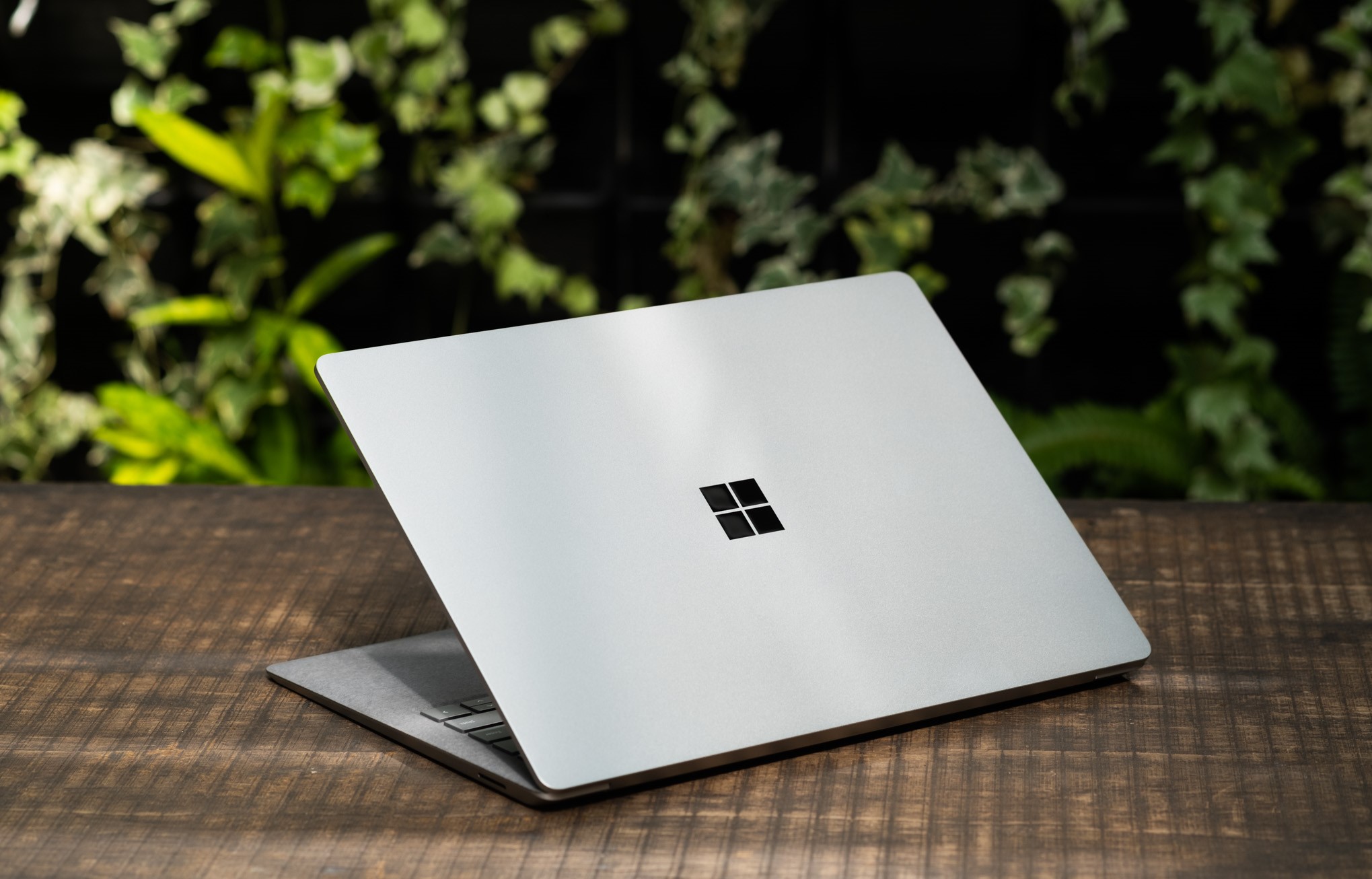 Đập hộp Microsoft Surface Laptop 4: độ hoàn thiện cao, CPU "thửa riêng"