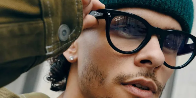 Meta ra mắt kính Ray-Ban dành cho người cận: Đẩy AI tiến gần hơn tới đời sống thường nhật. Dòng sản phẩm này không chỉ là một bước tiến công nghệ mới mà còn mang lại những tiện ích và lợi ích đáng kể cho những ai mắc tật cận thị. Công nghệ tiên tiến trong kính Ray-Ban dành cho người cận Sự phát triển của công nghệ kính mắt đã có những bước nhảy vọt đáng kể trong những năm gần đây, và kính Ray-Ban mới của Meta không phải là ngoại lệ. Chúng kết hợp sự tiện lợi của công nghệ hiện đại với tính năng hữu ích cho người dùng. Đặc điểm công nghệ của kính Ray-Ban Kính Ray-Ban dành cho người cận được trang bị hệ thống AI cải tiến giúp người dùng có những trải nghiệm tuyệt vời trong việc nhìn và tương tác với thế giới xung quanh. Với công nghệ AI tích hợp, kính không chỉ giúp cho những người bị cận thị có thể nhìn rõ hơn mà còn mang lại khả năng tương tác thông minh. Công nghệ này giúp phần mềm bên trong kính nhận diện các đối tượng và thậm chí cả môi trường xung quanh, từ đó điều chỉnh độ sáng và độ rõ nét của hình ảnh mà người dùng thấy. Điều này rất hữu ích cho những người cần nhìn rõ trong các điều kiện ánh sáng khác nhau, như từ nhà đến ngoài trời. Không dừng lại ở đó, kính Ray-Ban còn được thiết kế với tính năng ghi âm và chụp ảnh, cho phép người dùng dễ dàng ghi lại những khoảnh khắc quý giá mà không cần phải lấy điện thoại ra khỏi túi. Điều này mang lại sự tiện lợi tối đa cho người sử dụng, đặc biệt là những người yêu thích sự nhanh nhẹn. Lợi ích cho người sử dụng Điều này thật sự có lợi cho những người cận thị không phải chỉ vì chất lượng hình ảnh được cải thiện mà còn vì sự đồng bộ hóa với các thiết bị điện tử khác trong cuộc sống hàng ngày. Những người dùng kính có thể dễ dàng nhận thông báo từ điện thoại, điều khiển nhạc hoặc thậm chí truyền dữ liệu mà không gặp rắc rối. Kính cũng có thể được tùy chỉnh đến từng độ cận của người dùng, từ đó tạo ra một sản phẩm cá nhân hóa tốt nhất có thể cho từng cá nhân. Điều này không chỉ tạo ra sự thoải mái mà còn làm tăng đáng kể trải nghiệm sử dụng. Hơn nữa, sự kết hợp giữa thời trang và công nghệ trong kính Ray-Ban của Meta cũng mang đến một phong cách sống hiện đại cho người dùng. Không chỉ là một công cụ hỗ trợ thị lực, mà còn là một phụ kiện thời trang không thể thiếu trong bộ sưu tập của bất kỳ ai. Sự chuyển mình trong công nghệ thị giác Sự phát triển của công nghệ thị giác đã và đang chứng tỏ được vai trò quan trọng trong việc định hình lại cách mà con người tương tác với thế giới xung quanh. Kính Ray-Ban từ Meta không chỉ là một sản phẩm mà còn là biểu tượng cho một kỷ nguyên mới trong cách mà công nghệ có thể cải thiện đời sống con người. Tác động của công nghệ lên cuộc sống hàng ngày Khi công nghệ phát triển, cách mà chúng ta tương tác với thông tin cũng thay đổi. Với việc sử dụng kính Ray-Ban AI, người dùng có thể thấy được những tiềm năng mà công nghệ mang lại, như việc hỗ trợ người cận thị trong công việc hằng ngày. Điều này không chỉ giúp người dùng dễ dàng hơn trong việc nhìn thấy mà còn thúc đẩy năng suất làm việc. Người dùng sẽ nhận thấy rằng việc đeo kính không còn là một trở ngại mà là một phần tích cực trong cuộc sống. Họ có thể thoải mái và tự tin hơn trong các cuộc họp, lớp học hoặc chỉ đơn giản là khi tham gia vào các hoạt động xã hội. Sự hấp dẫn của sản phẩm này không chỉ nằm ở cách mà nó giúp cải thiện thị lực mà còn ở cách nó tạo ra các cơ hội tương tác thú vị hơn. Không chỉ có vậy, việc tích hợp AI trong những chiếc kính này cũng giúp tạo ra những trải nghiệm độc đáo mà người dùng có thể tham gia vào. Những công nghệ như nhận diện hình ảnh hay phân tích thói quen hàng ngày có thể được áp dụng để tạo ra các giải pháp tối ưu hóa cho người sử dụng. Tương lai của công nghệ kính thông minh Kính thông minh, như Ray-Ban từ Meta, đang là một trong những lĩnh vực phát triển nhanh nhất trong ngành công nghệ. Tương lai hứa hẹn sẽ có nhiều sản phẩm tương tự ra đời, mở ra cơ hội cho người tiêu dùng trong việc lựa chọn các sản phẩm giúp cải thiện chất lượng cuộc sống. Chúng ta có thể hình dung ra một thế giới mà các sản phẩm thông minh trở nên ngày càng phổ biến và được sử dụng rộng rãi trong mọi khía cạnh của cuộc sống. Từ việc chăm sóc sức khỏe đến giải trí và giáo dục, kính thông minh có tiềm năng to lớn trong việc hỗ trợ mọi người theo nhiều cách khác nhau. Chắc chắn rằng, sự kết hợp giữa công nghệ và thời trang sẽ còn tiếp tục phát triển, mang lại nhiều sự lựa chọn cho người dùng. Điều này mở rộng không chỉ là thị trường kính mắt mà còn có thể thay đổi cả cách mà mọi người nhìn nhận về công nghệ trong cuộc sống hàng ngày. Ảnh hưởng của kính Ray-Ban đến người dùng cận thị Kính Ray-Ban dành cho người cận không chỉ đơn thuần là một sản phẩm hỗ trợ về mặt thị lực, nó còn là biểu tượng của sự tiến bộ trong công nghệ và nhu cầu của người tiêu dùng hiện nay. Qua việc thích ứng và phát triển, kính này đã trở thành một phần không thể thiếu trong cuộc sống của nhiều người. Khám phá cảm giác của người dùng Khả năng nhìn rõ hơn là điều mà bất cứ ai mắc chứng cận thị cũng mong muốn, và kính Ray-Ban của Meta đã giúp thực hiện điều đó. Người dùng không chỉ cảm thấy hài lòng hơn với điều kiện thị giác của mình mà còn cảm nhận được sự tự tin mà kính mang lại. Khi đơn giản là nhìn rõ hơn trong mọi tình huống, từ việc đọc sách đến tham gia vào các hoạt động ngoài trời, kính Ray-Ban mang đến cho người dùng cảm giác tự do và thoải mái chưa từng có. Họ không còn phải lo lắng về việc tìm một mặt phẳng thích hợp để đọc hay ngồi gần màn hình hơn để xem. Sự dễ sử dụng cũng là một yếu tố tạo nên sự hấp dẫn của sản phẩm này. Những người sử dụng kính sẽ không còn phải lo lắng về việc đeo kính đúng cách hay làm hỏng chúng, với thiết kế tiện lợi và bền bỉ, kính Ray-Ban từ Meta đã đáp ứng được nhiều nhu cầu của người dùng. Tích cực trong giao tiếp và xã hội Trong một xã hội hiện đại, giao tiếp đóng vai trò quan trọng trong việc tạo dựng mối quan hệ và sự tự tin. Kính Ray-Ban giúp người dùng cận thị không còn cảm thấy ngại ngần khi tham gia vào các tình huống xã hội. Thay vào đó, họ có thể giao tiếp tự tin hơn, tạo dựng những ấn tượng tích cực từ cái nhìn đầu tiên. Những mối quan hệ xã hội tốt đẹp và sự tự tin trong giao tiếp có thể cải thiện cuộc sống cá nhân và nghề nghiệp của người dùng. Đây chính là một yếu tố quan trọng để phát triển bản thân và sự nghiệp. Điều này cũng dễ dàng giải thích lý do tại sao kính Ray-Ban đã trở thành một trong những phụ kiện thời trang hàng đầu trong giới trẻ hiện nay. Sự sang trọng và phong cách độc đáo của sản phẩm cũng góp phần tạo nên giá trị của nó trong đời sống hàng ngày. Tác động của AI đến tương lai của kính mắt thông minh Sự hiện diện và phát triển của công nghệ AI không chỉ làm thay đổi cách mà chúng ta tương tác với kính Ray-Ban mà còn mở ra những cánh cửa mới cho tương lai của ngành công nghiệp kính mắt. Lợi ích lâu dài từ AI Với sự phát triển của AI, chúng ta đang chứng kiến sự thay đổi trong cách mà kính mắt tích hợp công nghệ thông minh. AI không chỉ cải thiện trải nghiệm người dùng mà còn mang lại những lợi ích về lâu dài cho ngành công nghiệp này. Kính thông minh có thể nhận diện các thuộc tính trong môi trường xung quanh, giúp người dùng dễ dàng điều hướng và tương tác với thế giới. Điều này có thể hữu ích trong nhiều lĩnh vực, từ y tế đến giáo dục và thậm chí là du lịch. Với thời gian, chúng ta có thể kỳ vọng rằng những chiếc kính này sẽ tiên tiến hơn, tồn tại khả năng tự học và tự điều chỉnh theo thói quen và sở thích của người sử dụng. Điều này không chỉ tạo ra sự cá nhân hóa mà còn nâng cao sự hài lòng của người dùng. Sự thay đổi trong ngành công nghiệp kính mắt Kính mắt không còn chỉ đơn thuần là một sản phẩm y tế mà còn trở thành một phần của nền văn hóa công nghệ hiện đại. Sự kết hợp giữa thị giác và smart technology giúp người dùng có thể rút ngắn khoảng cách không chỉ trong việc tương tác mà còn trải nghiệm xã hội. Điều này đang dần định hình lại ngành công nghiệp kính mắt. Những hãng sản xuất cần phải suy nghĩ nhiều hơn về cách cải tiến sản phẩm của họ, không chỉ tập trung vào chất lượng mà còn vào trải nghiệm của người dùng. Sự cạnh tranh sẽ tạo ra những sản phẩm tốt hơn và hấp dẫn hơn. Chắc chắn rằng, với sự chú ý và phát triển liên tục, các sản phẩm kính thông minh sẽ trở nên phổ biến hơn và cần thiết hơn trong xã hội hiện nay. Người tiêu dùng sẽ không chỉ tìm kiếm một sản phẩm thời trang mà còn lựa chọn những sản phẩm tích hợp công nghệ để phục vụ cho nhu cầu ngày ngày của họ. Kết luận Kính Ray-Ban của Meta hỗ trợ người cận